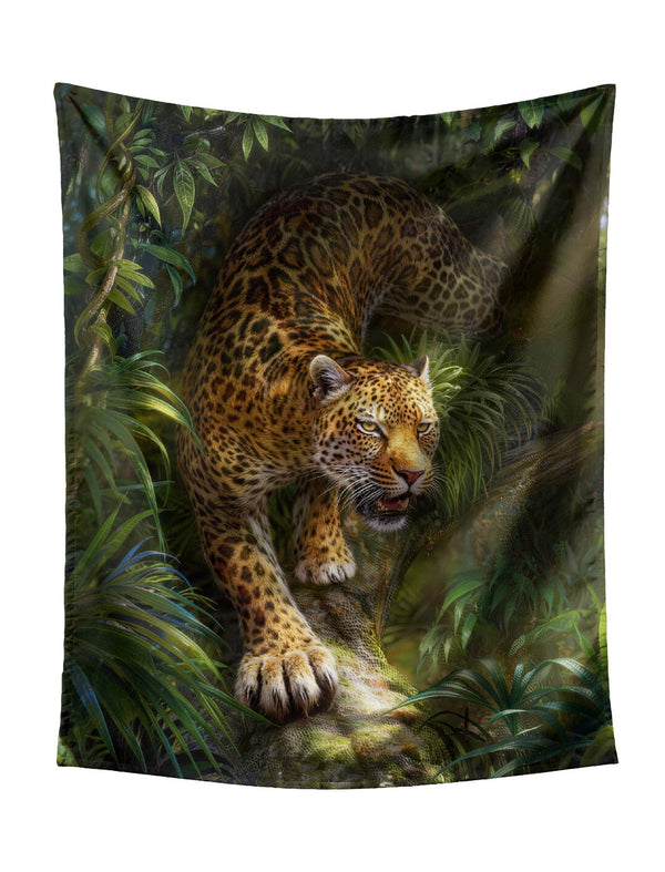 獵豹在茂密的熱帶叢林掛毯中向前潛行 - 異國野生動物掛飾，鬱鬱蔥蔥的植物，打造大膽的家居裝飾
